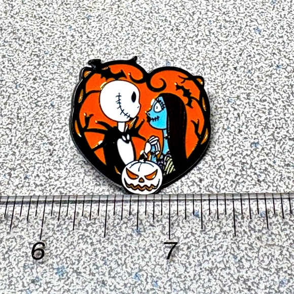 Nightmare before Christmas Halloween Heart-Shaped Pin for collectors - Picture 2 of 4